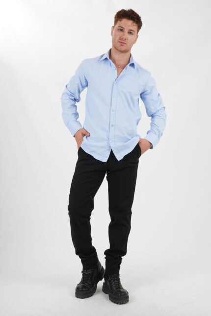 Hellblaues Hemd mit schwarzer Hose Pantello