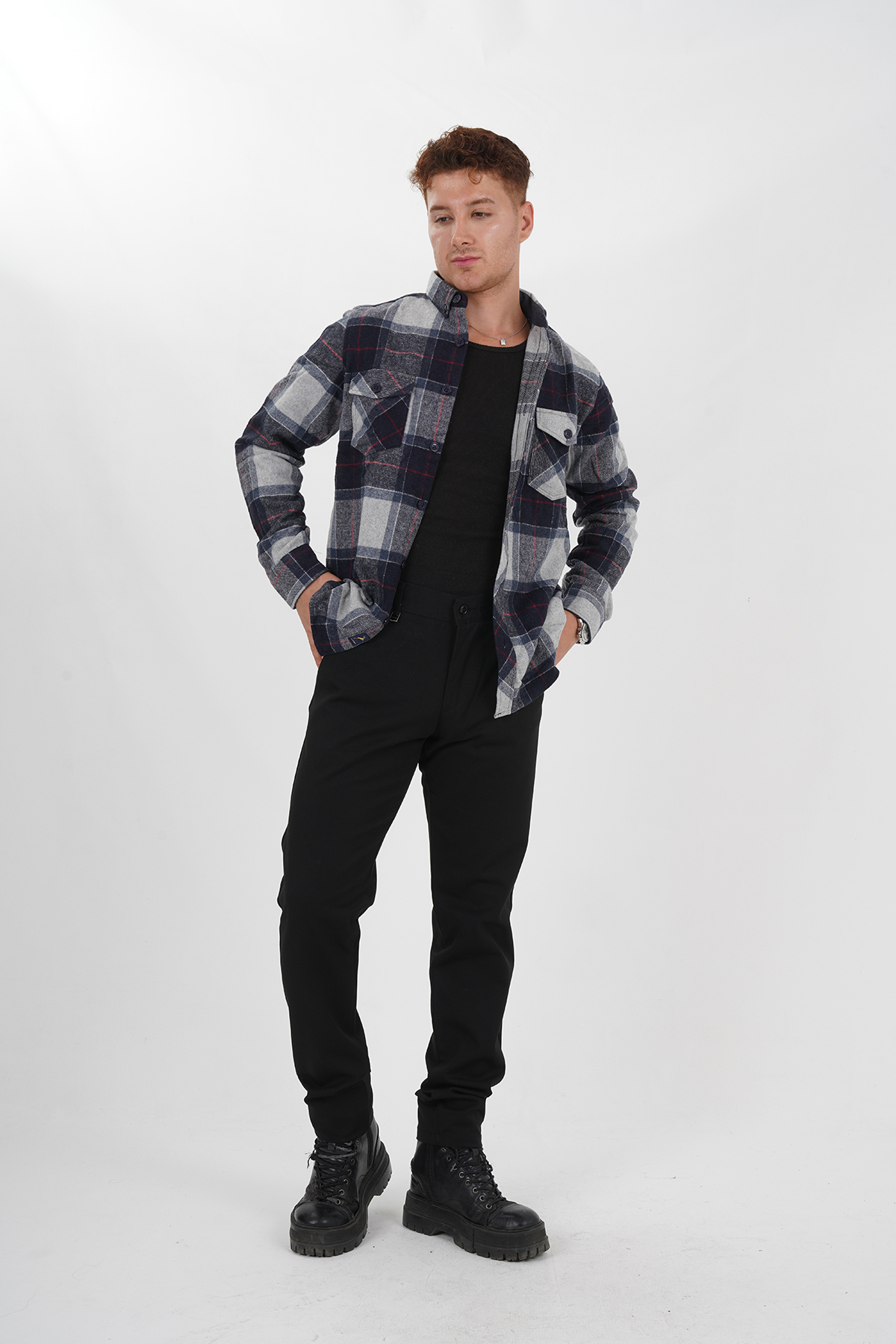 Holzfällerhemd offen mit schwarzer Hose Slimfit Pantello