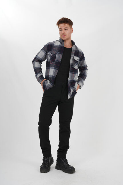 Holzfällerhemd offen mit schwarzer Hose elegantes Design Pantello