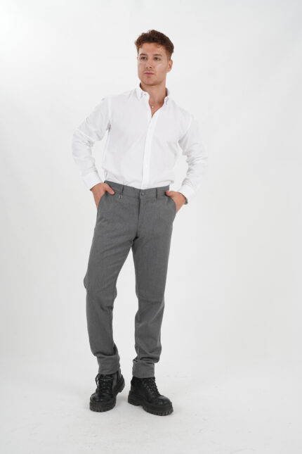 Graue Chino Hose mit weißem Hemd Pantello