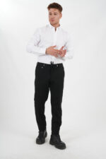 schwarze Jogger Chino Hose mit weißem Hemd Pantello
