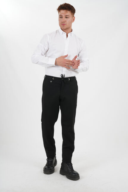 schwarze Jogger Chino Hose mit weißem Hemd Pantello