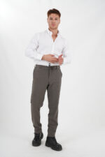 braune Jogger Chino Hose mit weißem Hemd Pantello