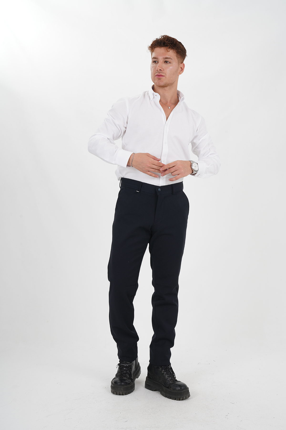 Dunkelblaue Chino Hose mit weißem Hemd