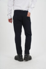 Dunkelblaue Chino hose hinten