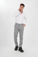 weißes Hemd mit gemustert graue Hose