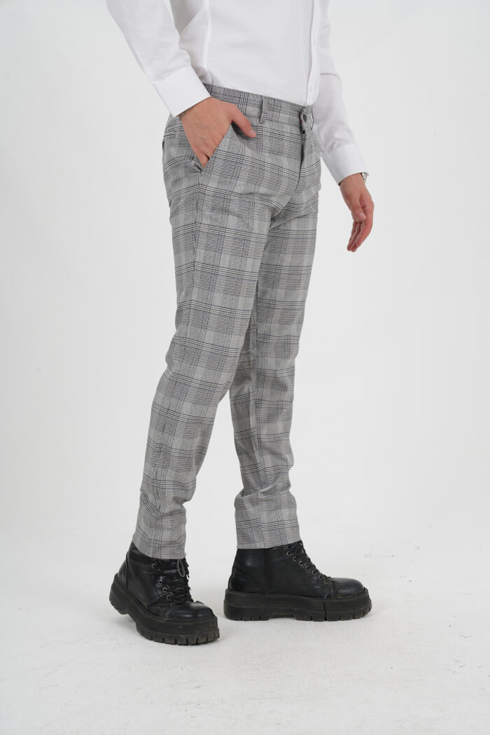 dunkelgraue gemusterte Hose kariert