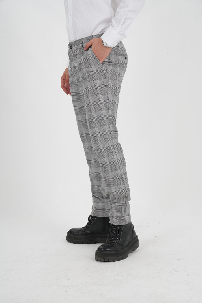 dunkelgraue gemusterte Hose seitlich