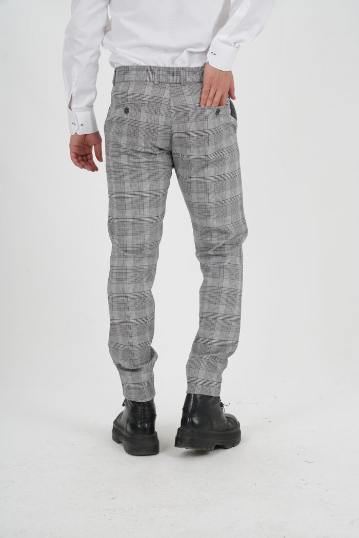 dunkelgraue gemusterte Hose hinten Ansicht