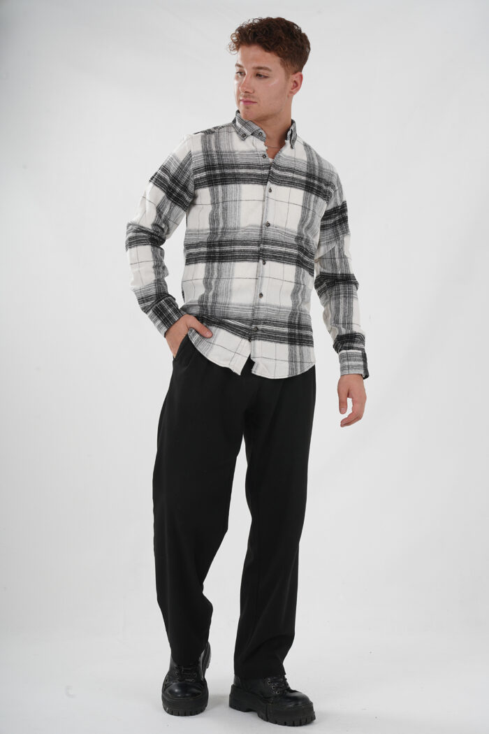 Holzfällerhemd weiß schwarz gemustert mit schwarzer Hose Pantello