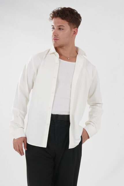 Weißes Hemd offen
