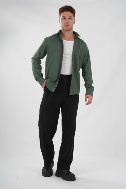 Dunkelgrünes Hemd offen