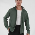 Dunkelgrünes Hemd mit Untershirt