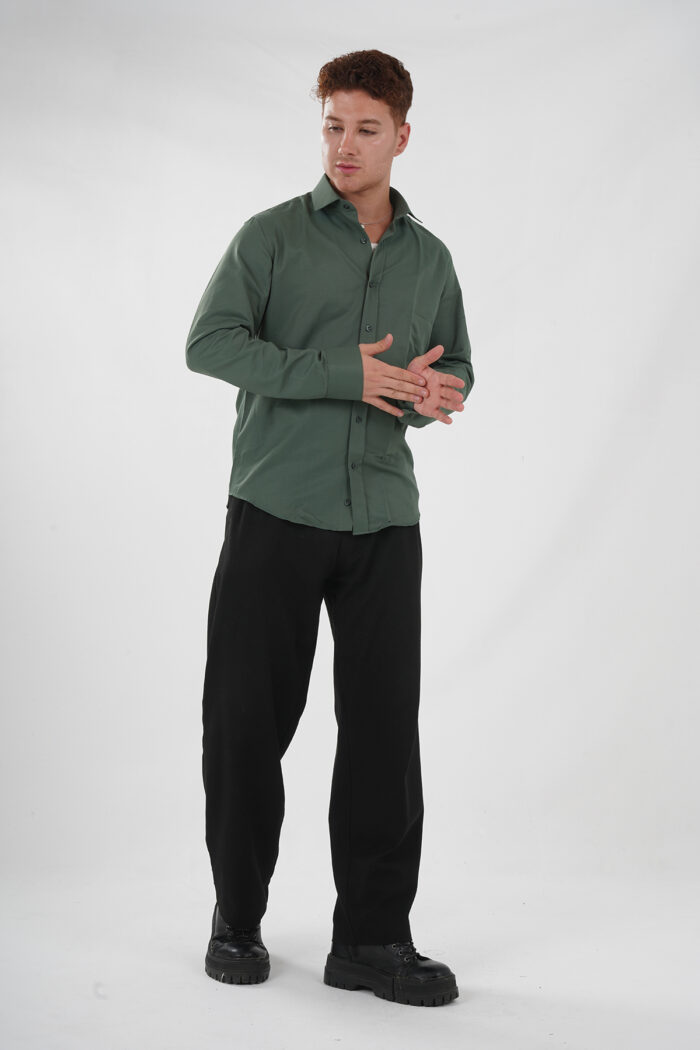 Dunkelgrünes Hemd mit schwarzer Hose Pantello