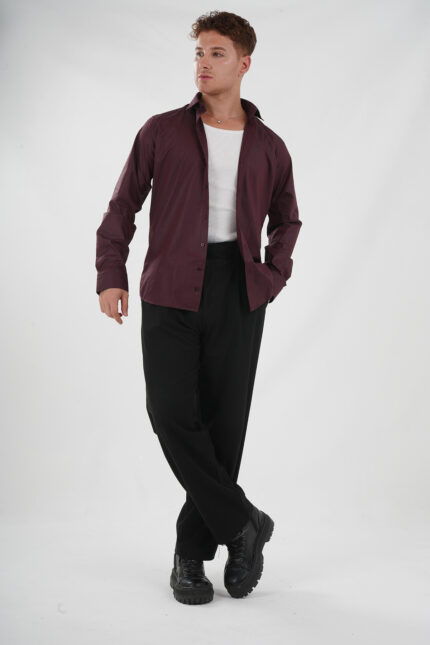 Weinrotes Hemd mit Untershirt