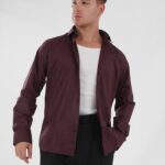 Weinrotes Hemd Nahaufnahme