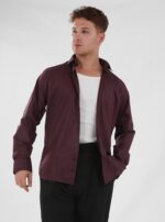 Weinrotes Hemd Nahaufnahme