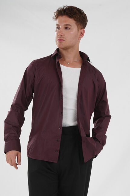 Weinrotes Hemd Nahaufnahme