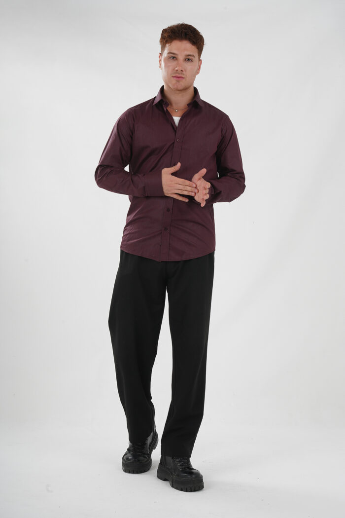 Weinrotes Hemd mit schwarzer Hose Pantello