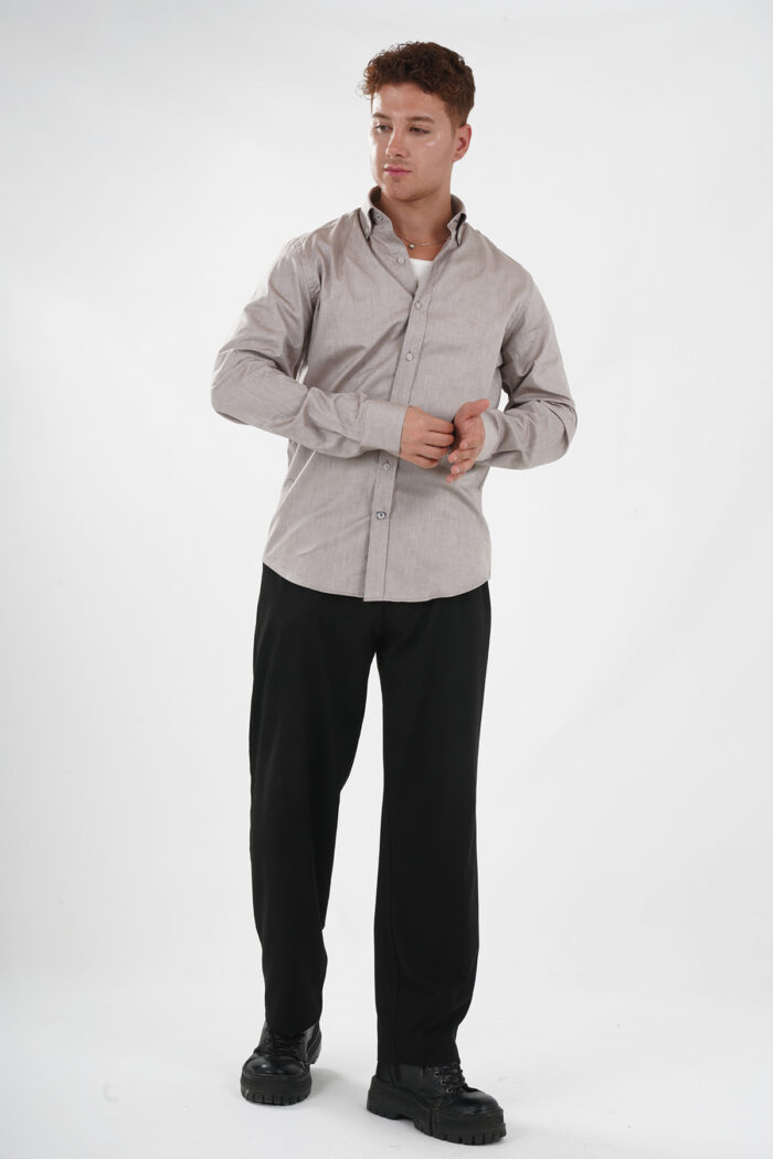 Taupe Hemd über Hose