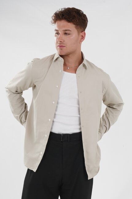 Beige Hemd mit Untershirt