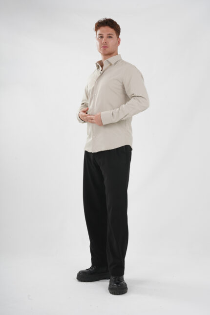 Beige Hemd mit schwarzer Hose Pantello